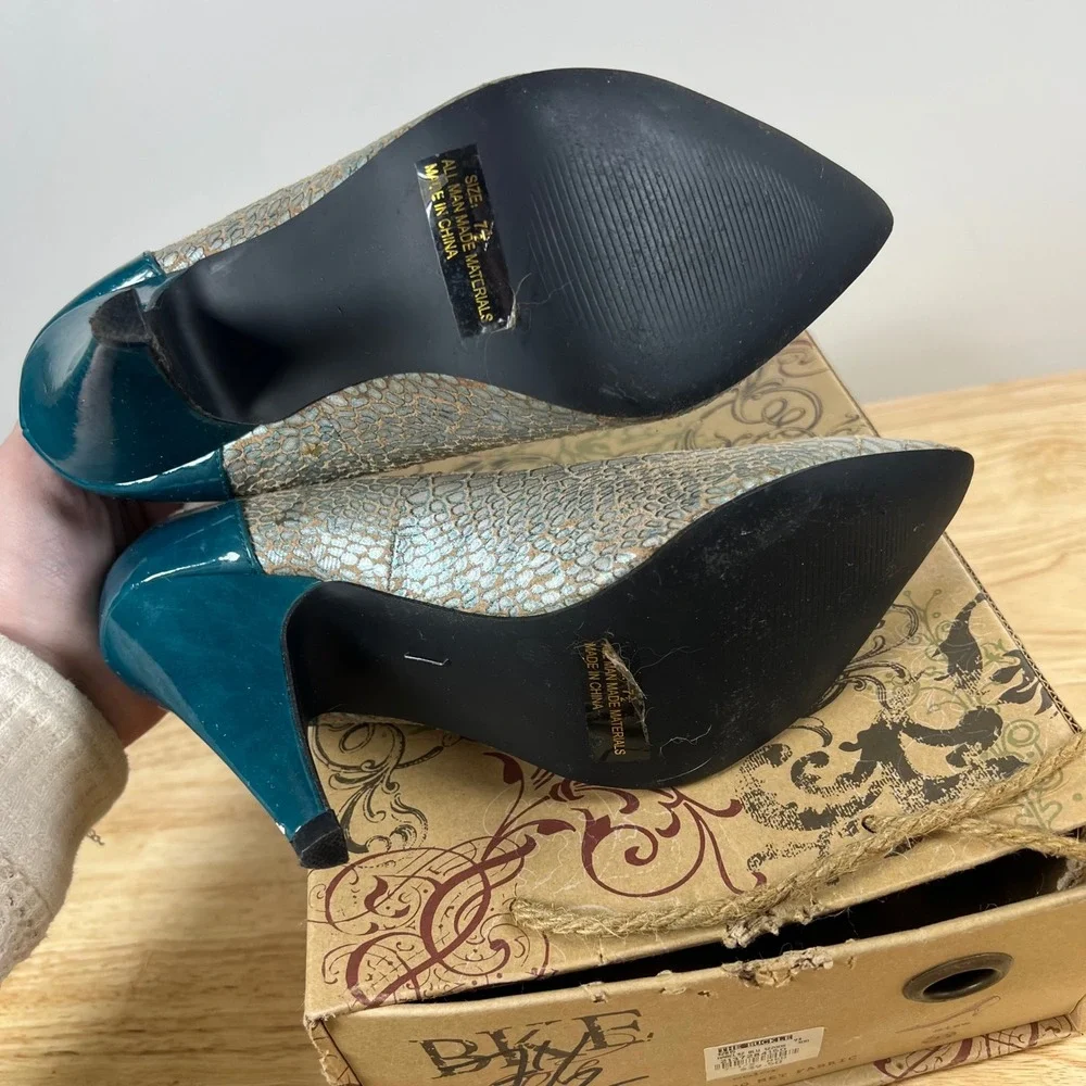 BKE‎ Sole Mabel 32 Metallic Blue Croco Embossed Pointed Toe Pumps Teal Heel 7.5